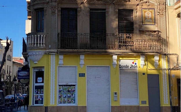 Polémica en Torrent por el color amarillo limón de la fachada de una casa en pleno centro histórico