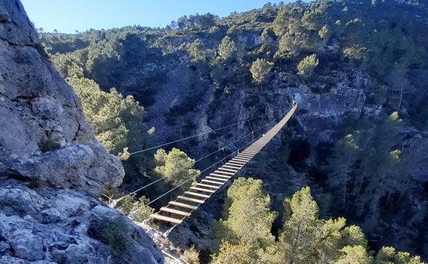 La Vía Ferrata Godalla de Enguera estrena el segundo puente tibetano más largo de España