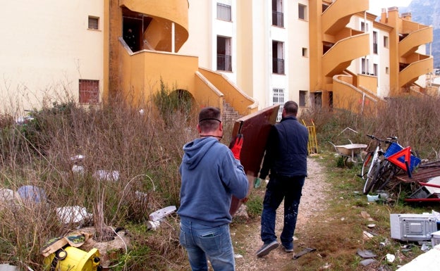 Una empresa recurre al pago para desalojar parte de una urbanización ocupada en Dénia
