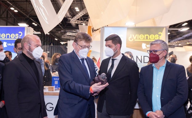 Visita del presidente Ximo Puig al estand de Gandia en Fitur