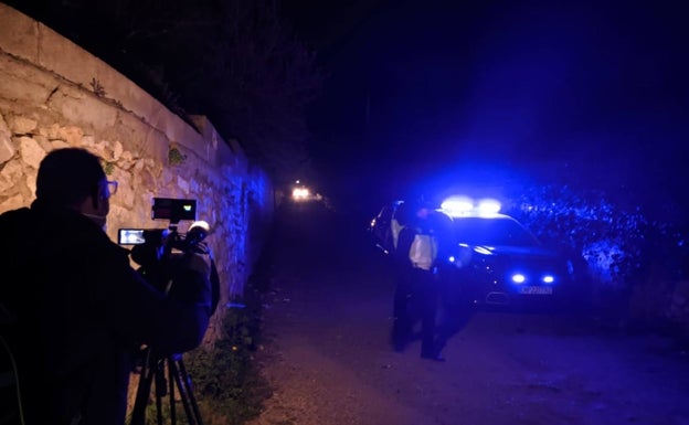 Buscan a un norteamericano tras hallar a su mujer asesinada y enterrada en Alzira