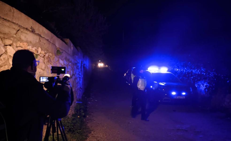 Buscan a un norteamericano tras hallar a su mujer asesinada y enterrada en Alzira
