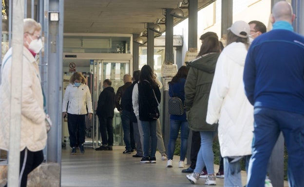 Un millar de personas pide al día la baja laboral online al contagiarse de Covid