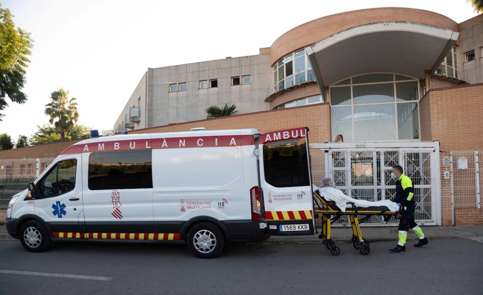 Diez mayores siguen hospitalizados por el incendio de Moncada, tres de ellos graves