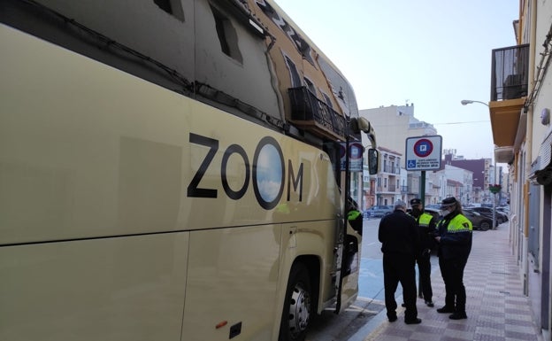 La Policía Local de Almussafes inspecciona el transporte escolar sin encontrar irregularidades