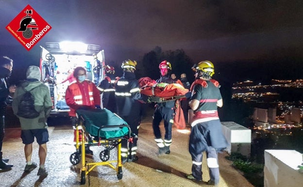 Los Bomberos rescatan a una pareja tras extraviarse haciendo senderismo en Benidorm