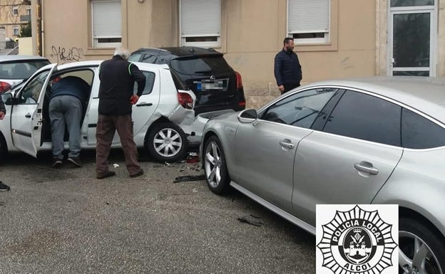 Un conductor ebrio y sin carné causa un accidente con dos heridos y daños en cuatro coches en Alcoi