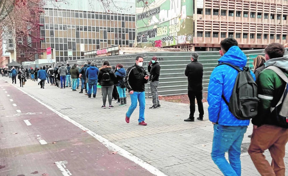 Los test en farmacias y las bajas online no frenan el atasco en Atención Primaria