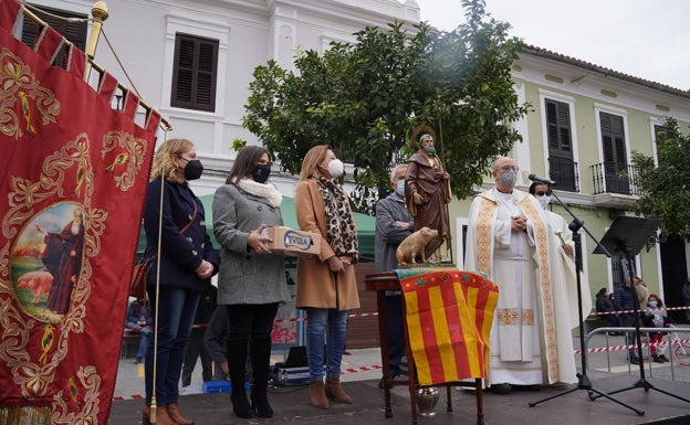 Más de 500 mascotas reciben la bendición de San Antonio en Paterna