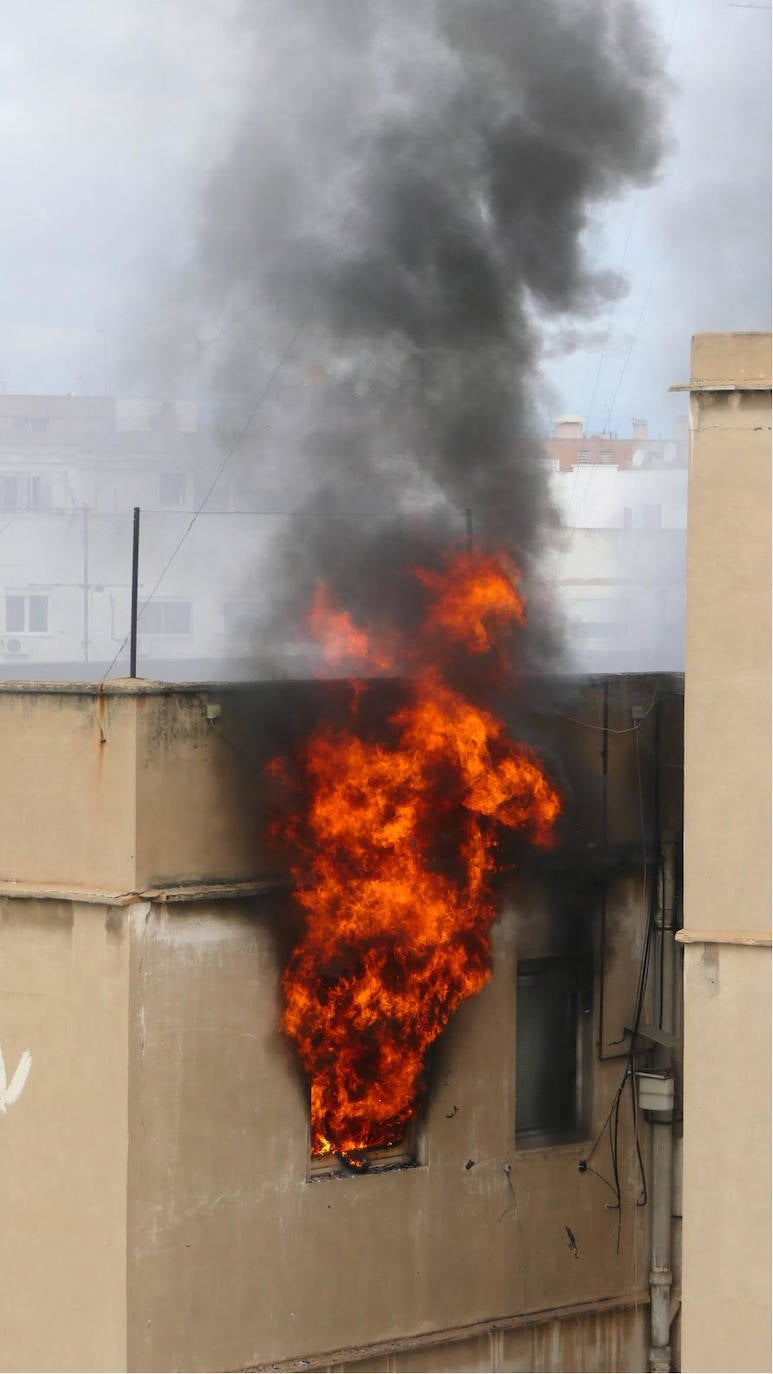 Aparatoso incendio en una vivienda en Valencia