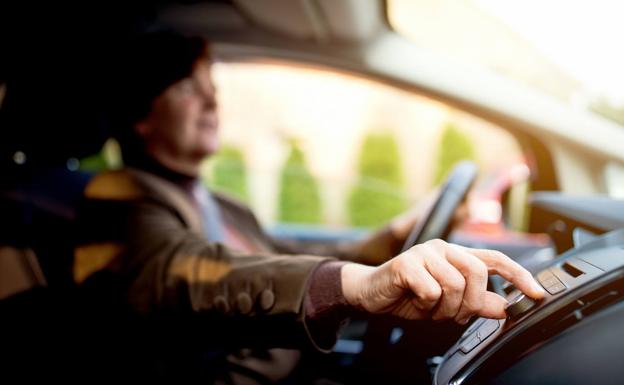 Multa de 500 euros y 6 puntos de la DGT por una de las acciones más frecuentes al volante