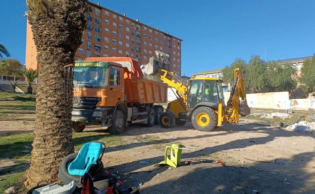 Un nuevo operativo especial de limpieza en La Coma recoge 5.220 kilos de escombros en la plaza de la Yesa