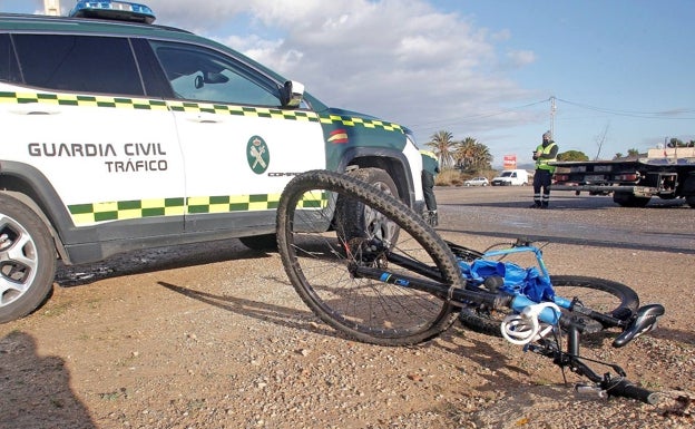 Un ciclista de 21 años muere atropellado en la carretera N-340 entre Elche y Torrellano