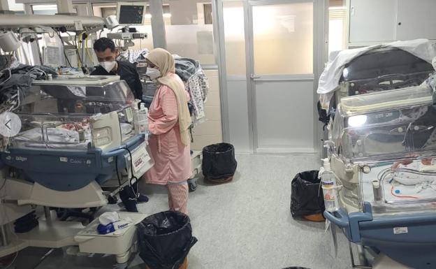 Una mujer de 35 años da a luz cuatrillizos en el hospital de Elche en cinco minutos