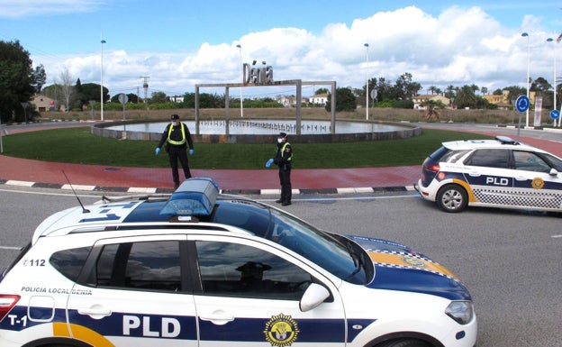 Un joven en patinete se rompe la rodilla en un accidente en la carretera de entrada a Dénia