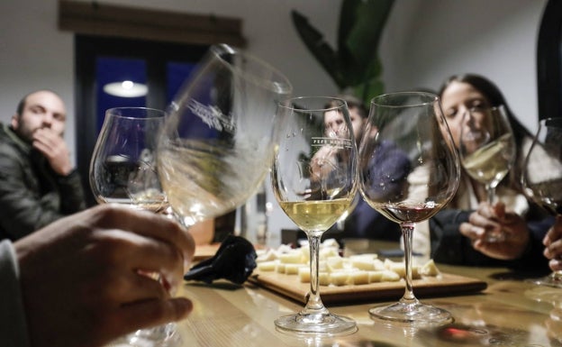 El campo rechaza que el vino lleve etiquetas por riesgo de causar cáncer como el tabaco