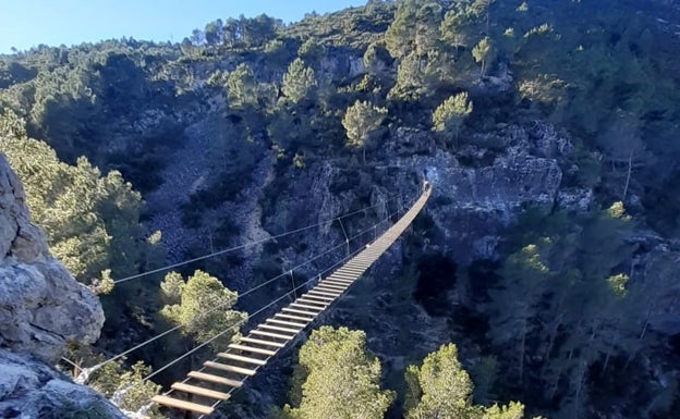 El puente tibetano de Enguera no estará abierto este domingo por una batida de jabalíes