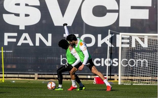 Collejas de la plantilla para Comert en su estreno en Paterna como valencianista