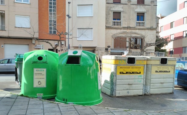 Contenedores de vidrio con orificios más grandes para facilitar el reciclaje a la hostelería de Cocentaina