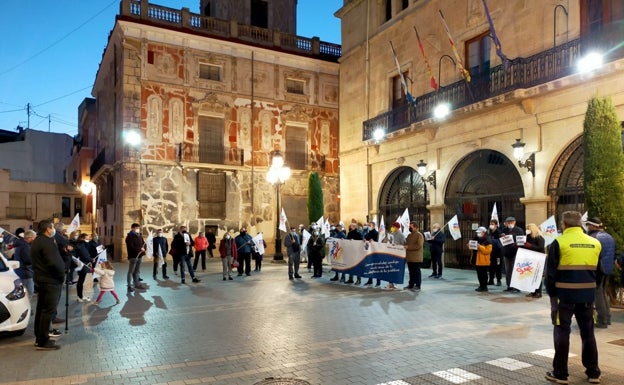 Concentración en Castalla para condenar un caso de acoso laboral en el Ayuntamiento
