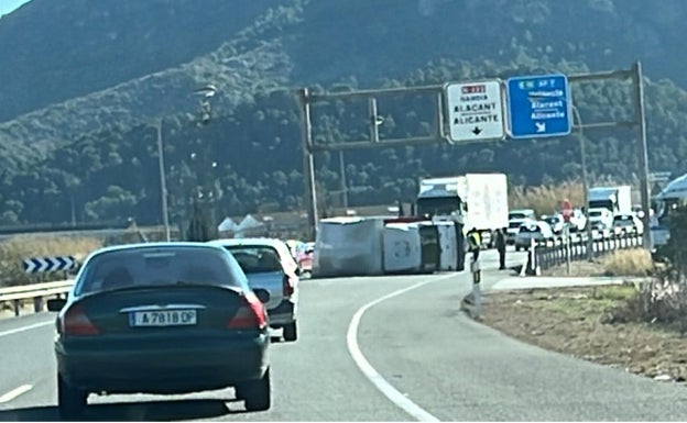 Un camión vuelca y provoca un atasco kilométrico en Xeresa