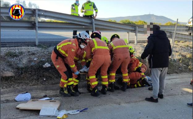 Heridas dos personas tras caer con una moto por un puente en la A-7 a su paso por Torrent