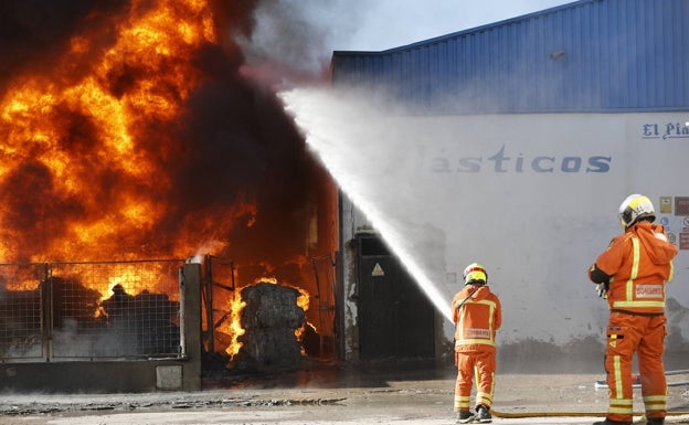 Un incendio destruye varias toneladas de plástico en una empresa de Alcàsser