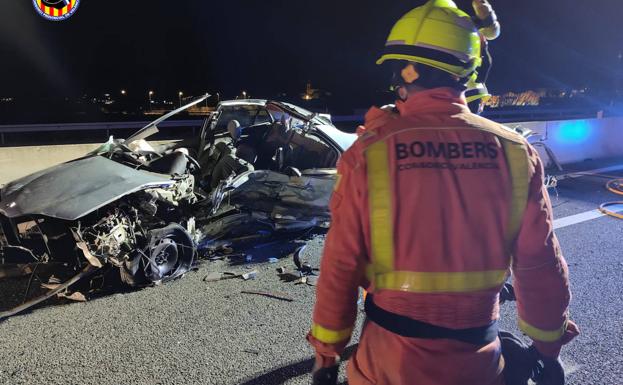 Un vehículo que circulaba en dirección contraria causa un accidente en la A-7