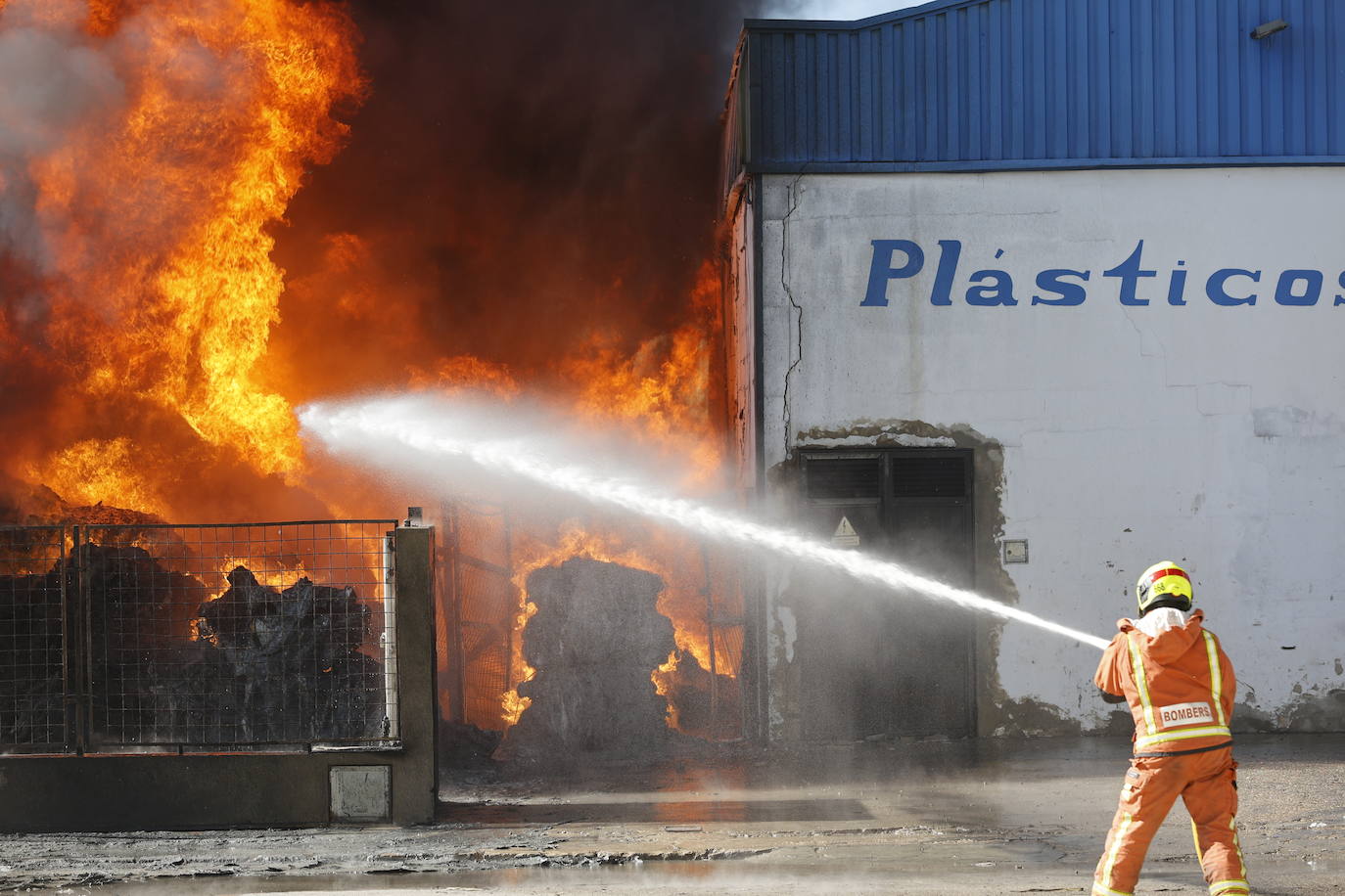 Gran incendio industrial en Alcàsser