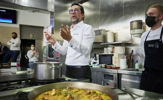 Quique Dacosta: «En Valencia se cocinan pocas paellas»