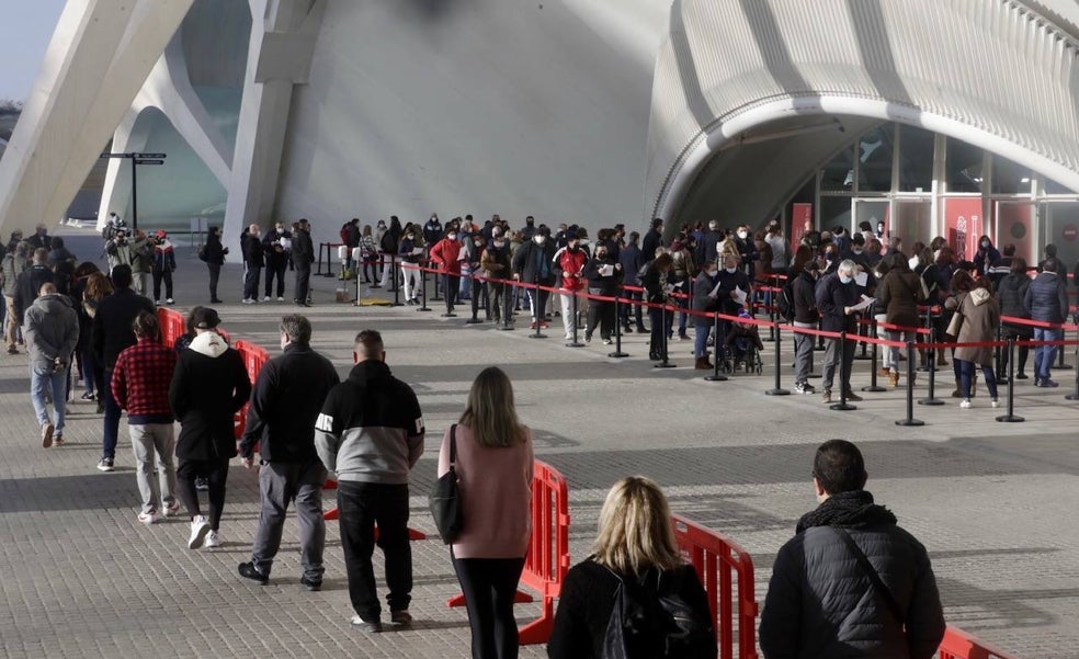 El 'vacunódromo' de Valencia abre sólo para inocular la tercera dosis