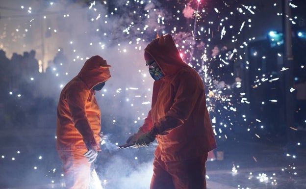 Paterna celebra San Antonio Abad con un correfoc y la tradicional hoguera