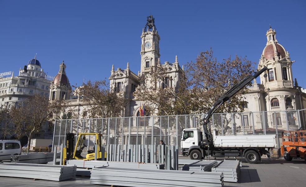 Comienza el montaje de la valla de la mascletà de las Fallas 2022