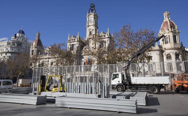 Comienza el montaje de la valla de la mascletà de las Fallas 2022