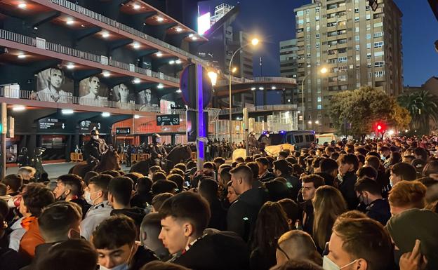 El recibimiento de la afición del Valencia antes de la batalla por las semifinales de Copa del Rey