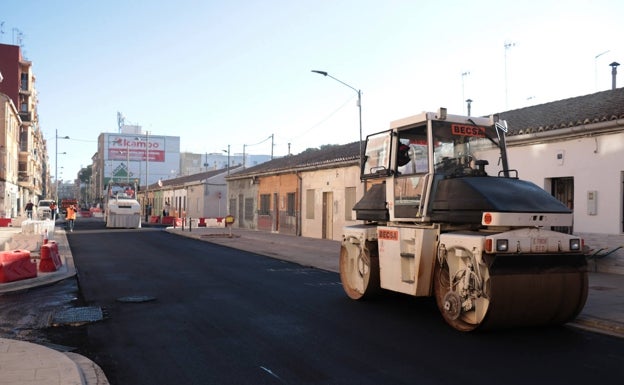 Torrent inicia la repavimentación del nuevo tramo urbanizado de Camí Reial