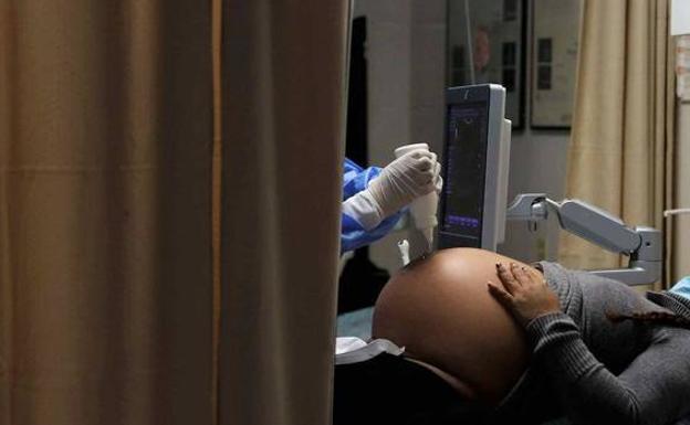 Un ginecólogo inseminó con su esperma a más de 21 mujeres en tratamiento de fertilidad