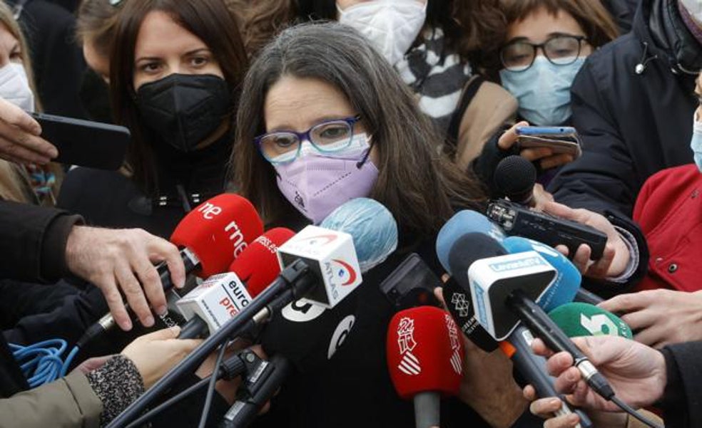 Las familias de víctimas de la residencia de Moncada plantan a Oltra