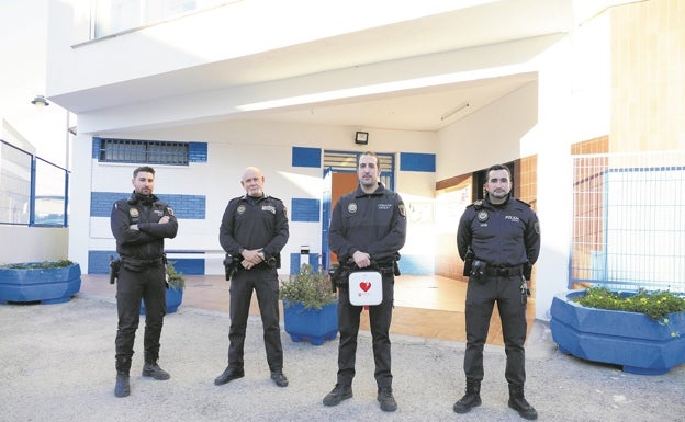 Cuatro policías de Alginet salvan la vida de un vecino