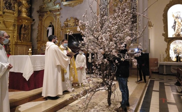 Torrent celebra la Entrà de la Flor sin pólvora ni traslado