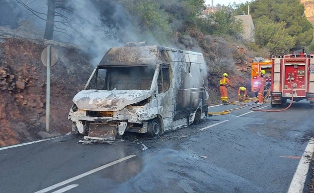 Controlado el incendio forestal causado por una furgoneta en llamas en Serra