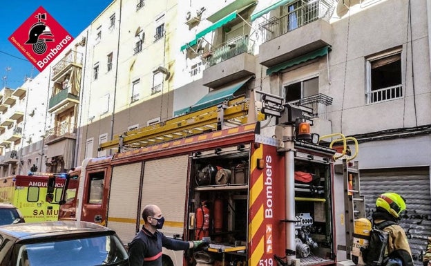 Herida una mujer con quemaduras en las piernas en el incendio de una vivienda en Elche