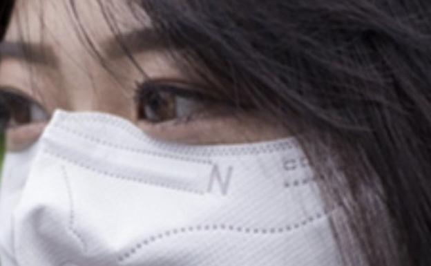 Inventan una nueva mascarilla para poder comer o beber sin tener que quitársela