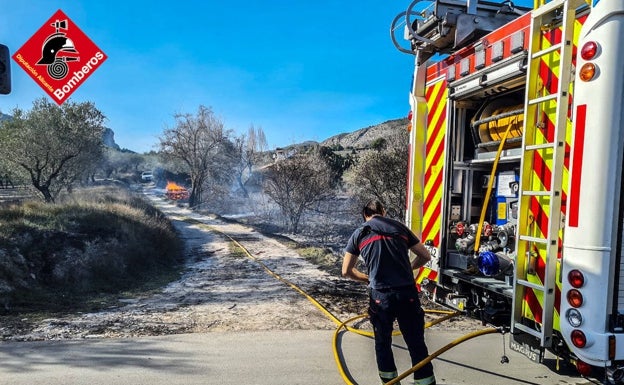 Un incendio arrasa tres hectáreas de masa forestal en Alcoleja