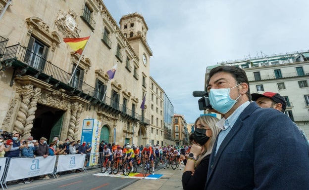 Alicante homenajea a Valverde en la salida de la Vuelta a la Comunitat