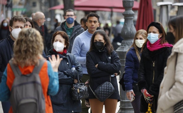 El Gobierno retira la mascarilla en exteriores y el Consell renuncia a recomendar su uso