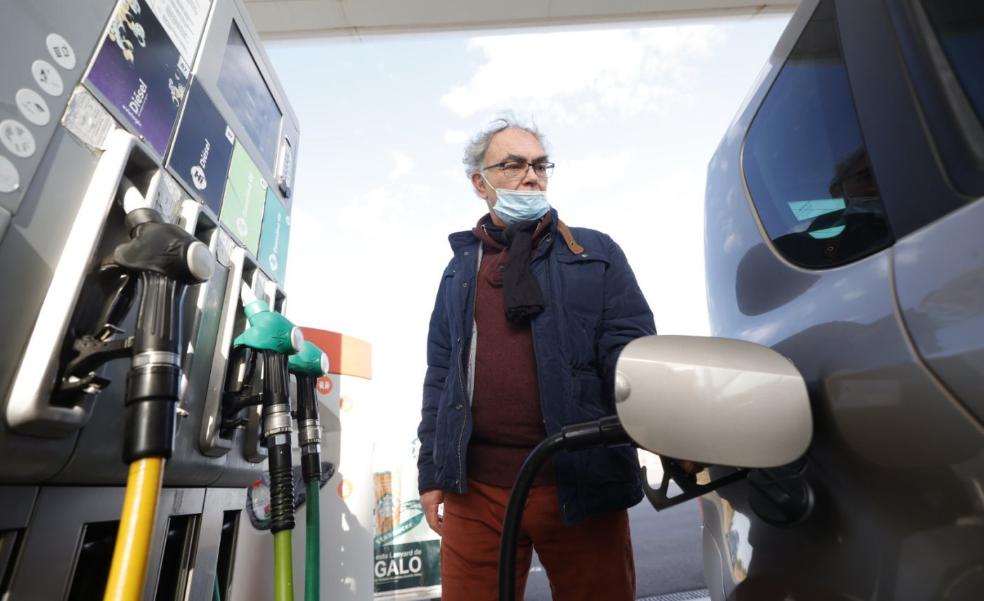 «La gasolina se lleva la mitad de mi sueldo»