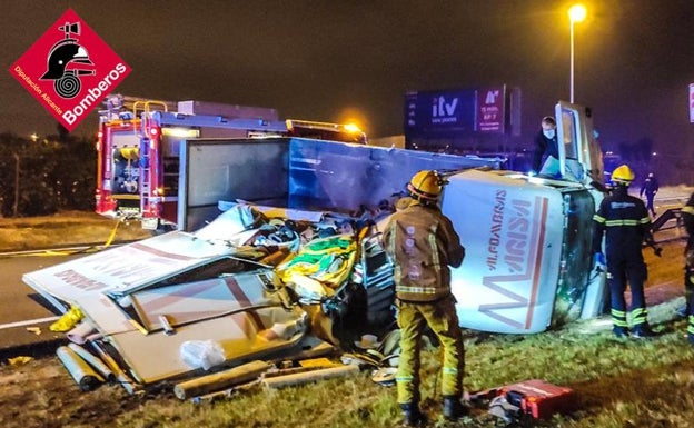 Los bomberos excarcelan a un camionero que había quedado atrapado en su cabina tras un accidente en Torrevieja