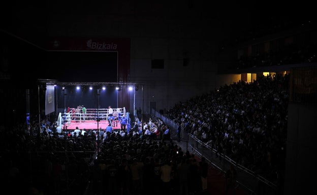 El boxeador valenciano desplomado durante un combate, con pronóstico muy grave