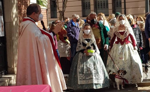 Más de 150 perros participan en la bendición y apuntà de la falla Joaquín Costa